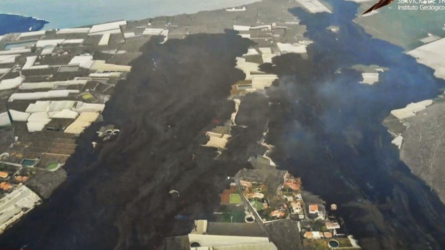 La lava del volcán de La Palma avanza ocho hectáreas más y se unen dos coladas
