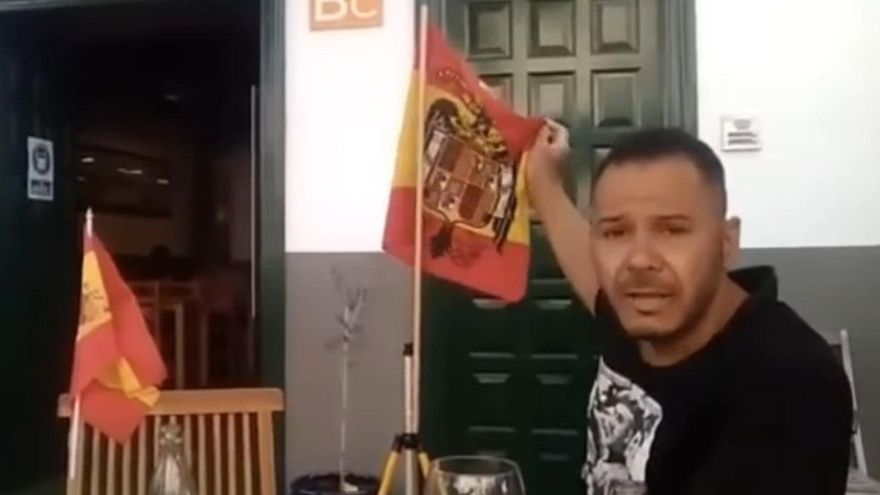 Miembros de VOX y vigilantes de seguridad: quiénes son los agresores con una bandera franquista que increparon a un joven en La Laguna