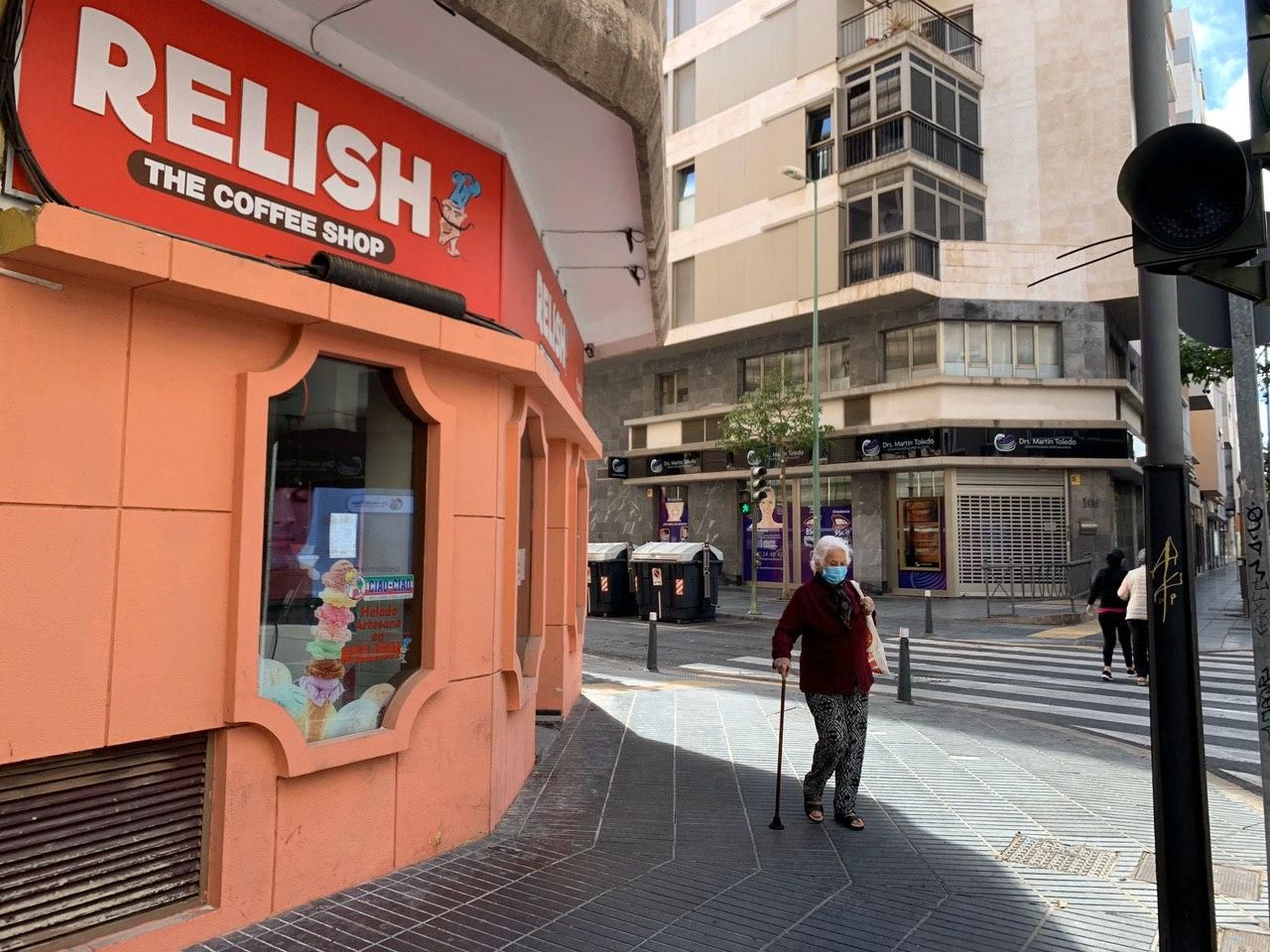 Los mayores salen a la calle en el primer día de alivio del confinamiento en Las Palmas de Gran Canaria.