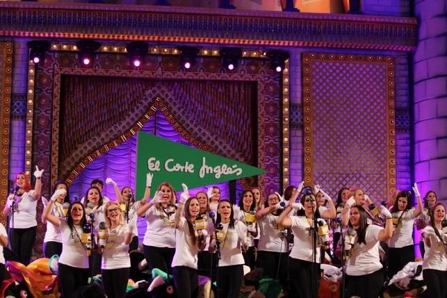 Actuación de 'Las Crazy Trotas' en la final de murgas 2015. FOTO: Cirenia Vico.