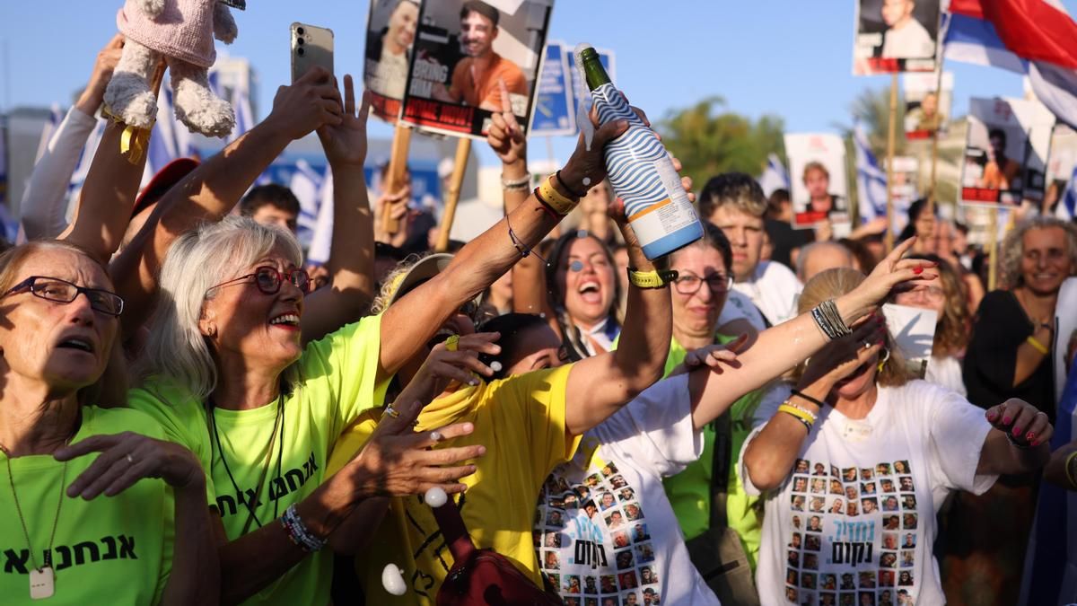 Israelíes celebran antes de la liberación programada de rehenes retenidos por Hamás, en la Plaza de los Rehenes en Tel Aviv, Israel, el 13 de octubre de 2025.