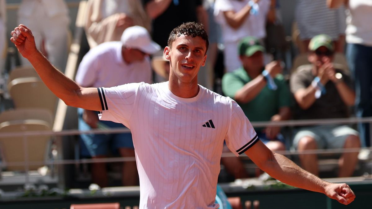 Juan Manuel Cerúndolo festeja el triunfo ante el mejor del mundo, Jannik Sinner, en Roland Garros.