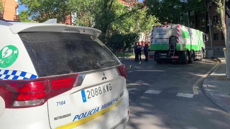 Una anciana de 84 años, herida grave al ser atropellada por un camión de la limpieza en la calle Alcalá