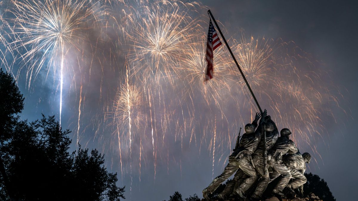 Fuegos artificiales iluminan el cielo en el Monumento a Iwo Jima en Arlington, Virginia.