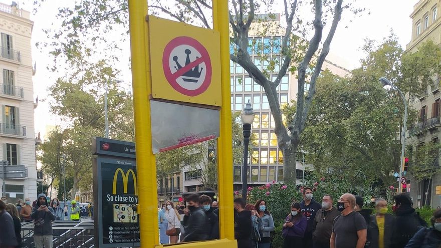 Los CDR colocan una guillotina de cartón con una foto del rey Felipe VI y una cabeza de cerdo en la plaza Urquinaona de Barcelona este sábado.