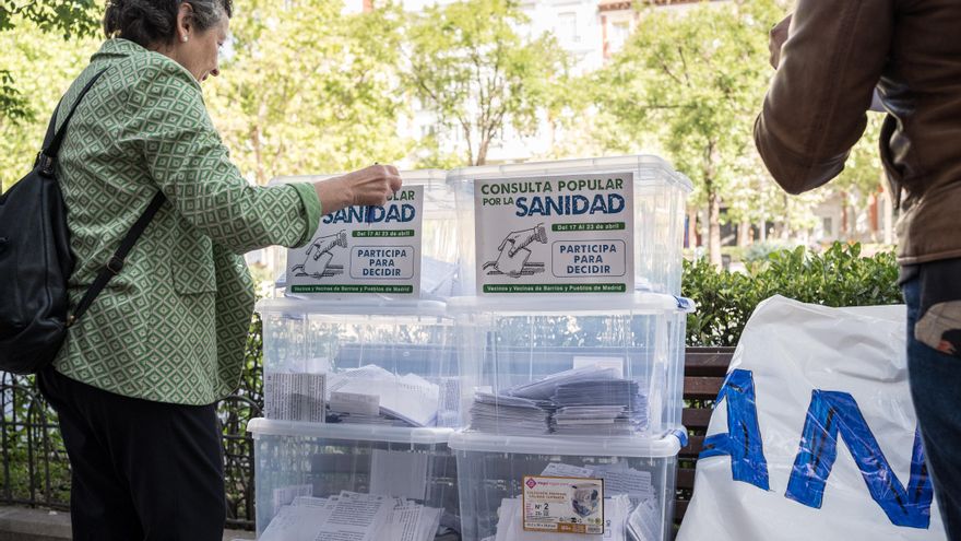 Vecinos votan la consulta popular por la sanidad de Madrid