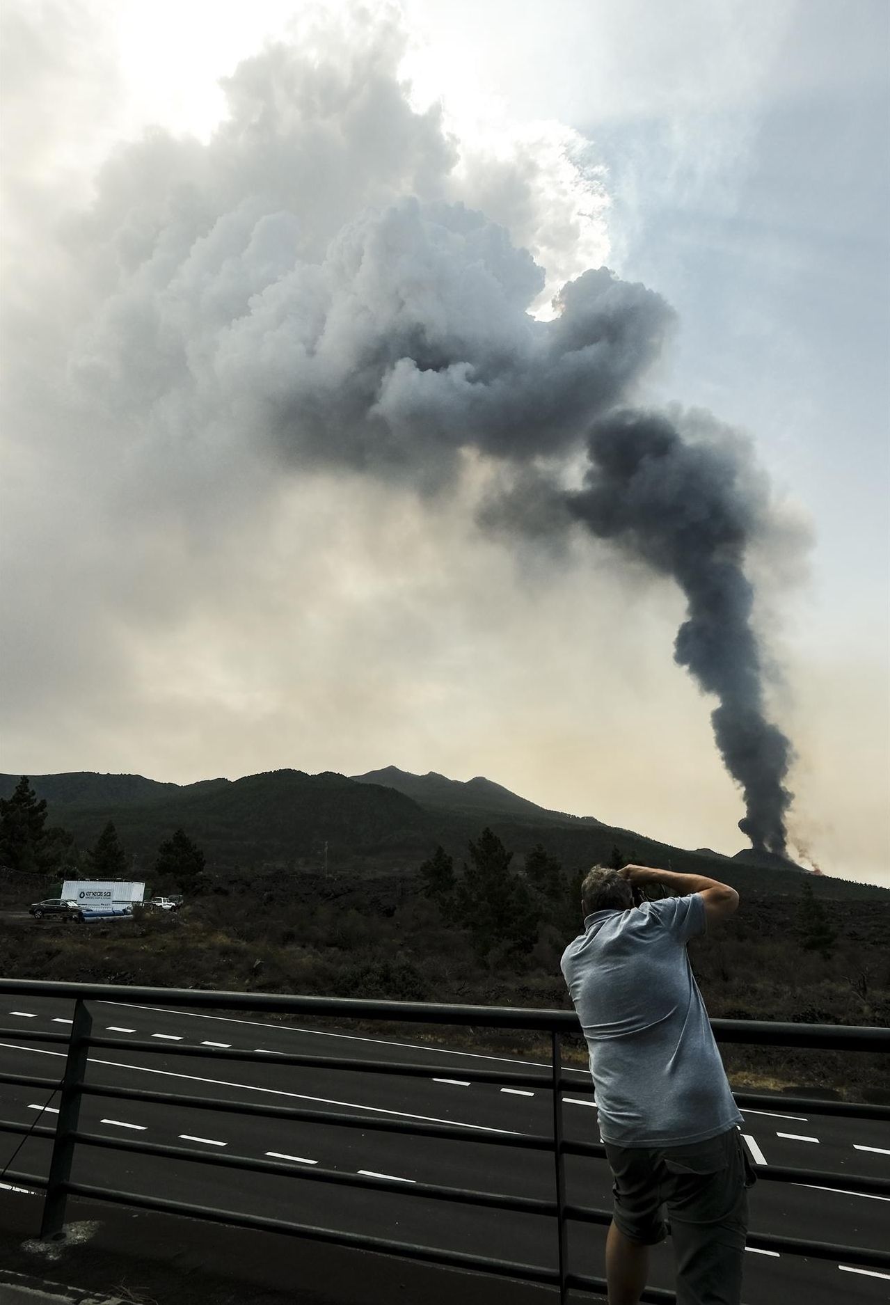 Un hombre fotografía la gran nube de cenizas expulsadas por el volcán de La Palma