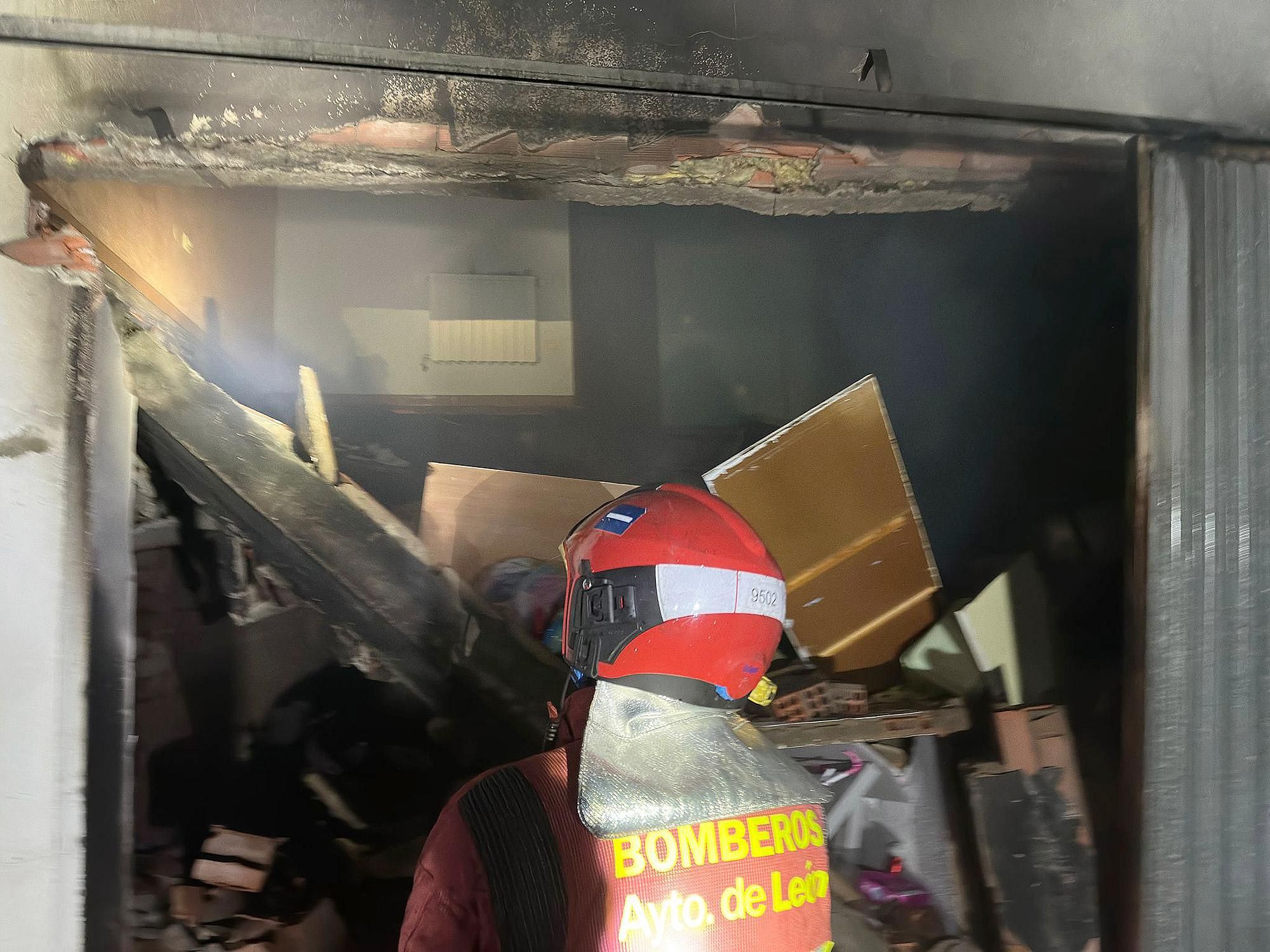 Un bombero de León observa los desperfectos del incendio
