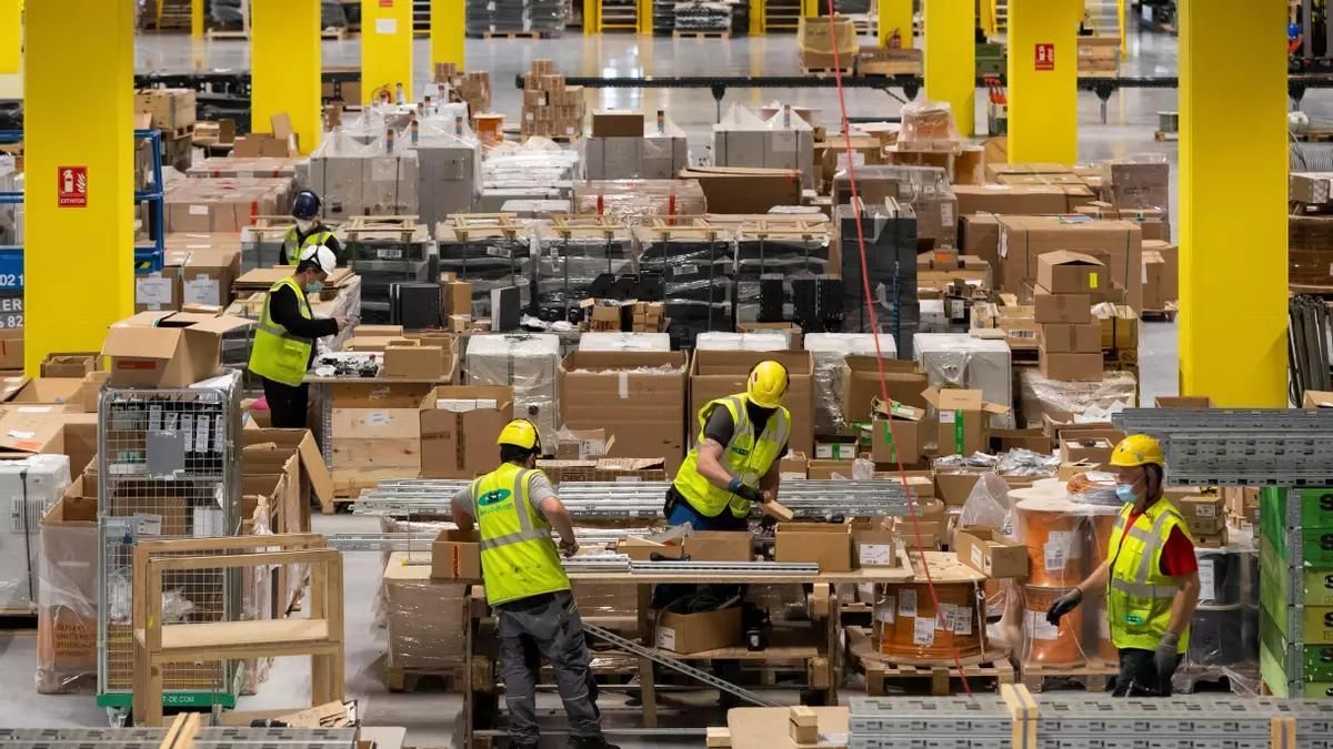 Varios operarios trabajan en las instalaciones del centro logístico robotizado de Amazon en la pedanía de Corvera, (Murcia). EFE/Marcial Guillén/Archivo