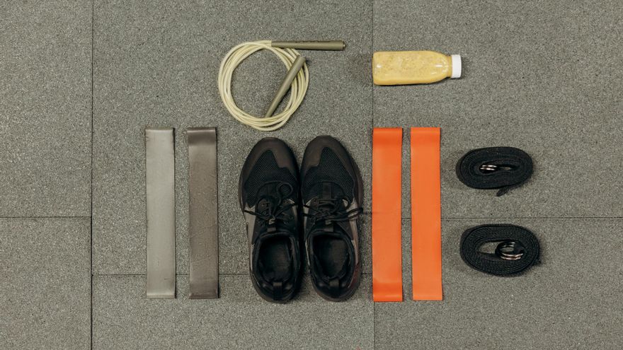El entrenador Mario Peña explica cómo montar un gimnasio básico en casa sin arruinarte: "Recomiendo cosas que no superan los 50 euros"