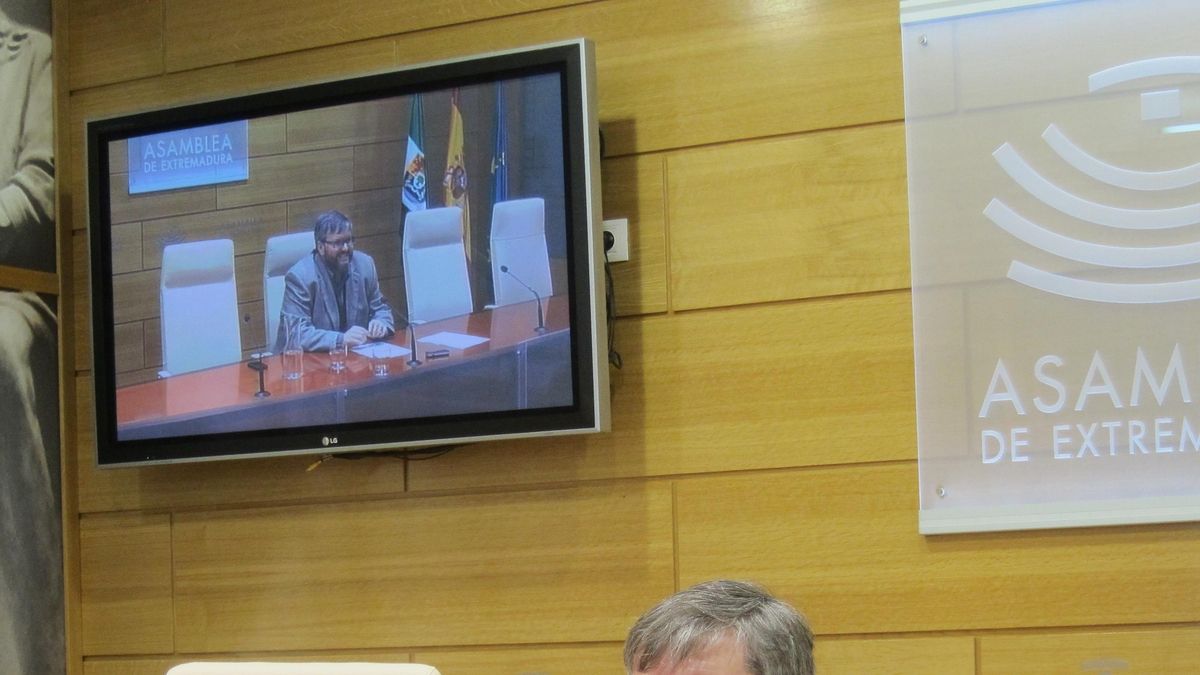IU presenta una propuesta de ley en la Asamblea para quitar los "privilegios" a los expresidentes extremeños