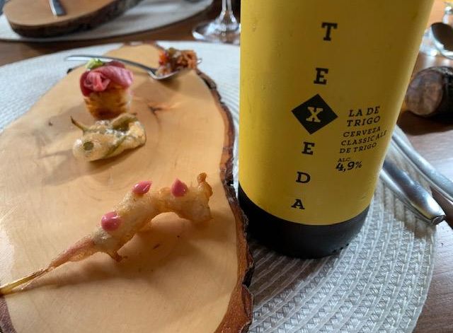 Cerveza y snacks de bienvenida.