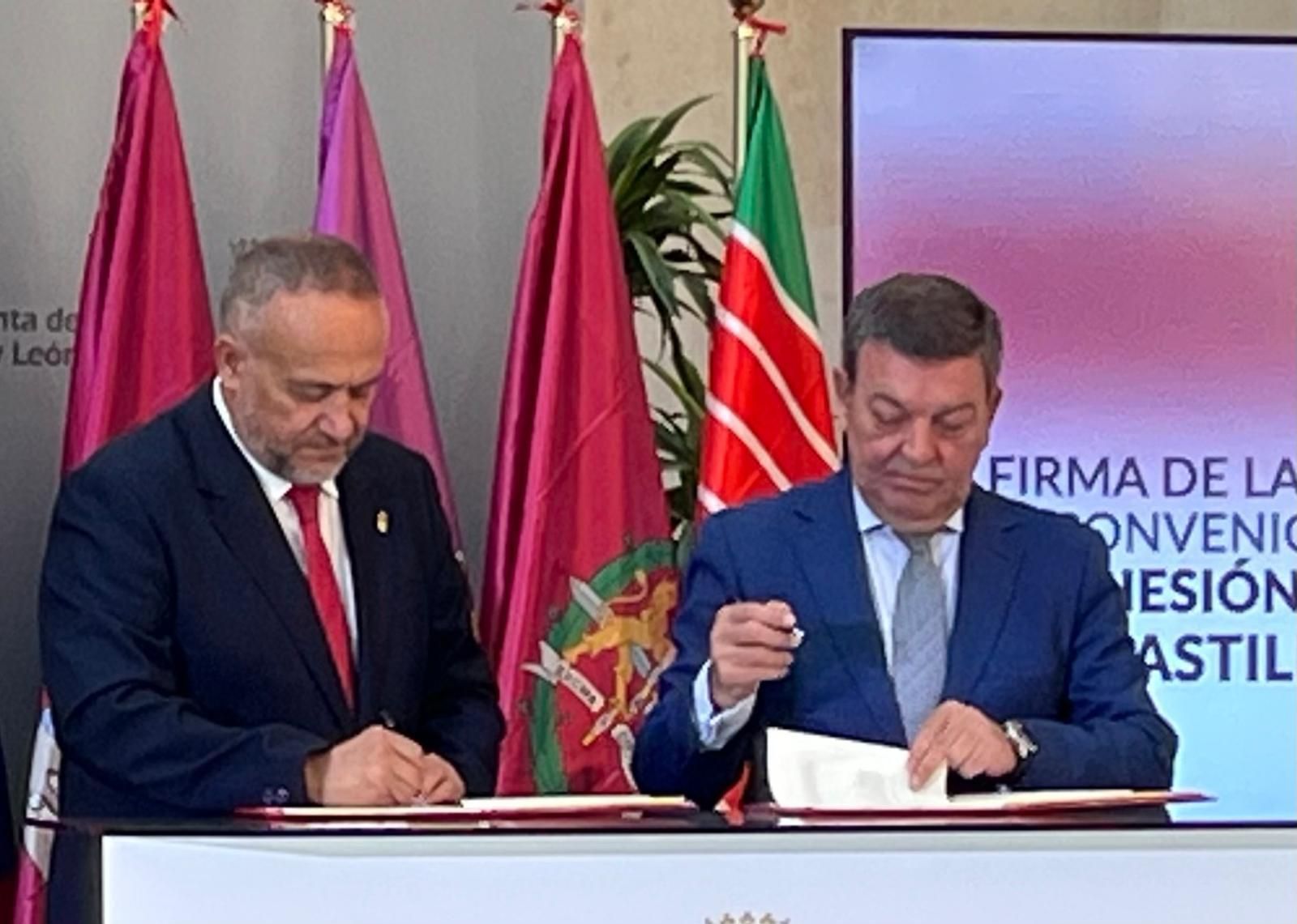 El consejero Luis Miguel González Gago y el presidente de la Diputación leonesa, Gerardo Álvarez Courel, en la firma del Fondo de Cohesión 2026.