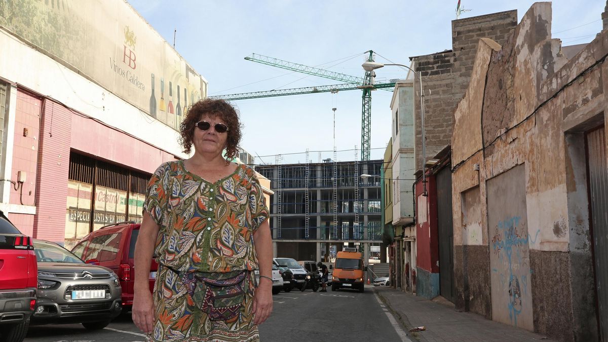 Lidia Cruz, vecina de Guanarteme, junto a edificaciones antiguas del barrio, mientras en el fondo se construye el Residencial Las Américas
