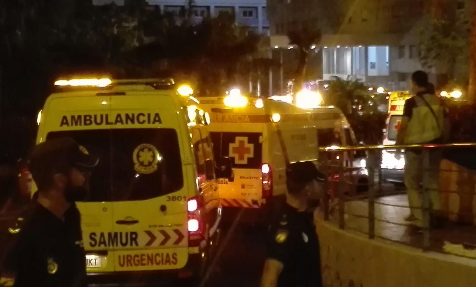 Despliegue masivo de ambulancias tras decretarse la alerta máxima por el incendio en el centro sanitario