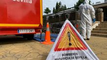 Bomberos desinfectan residencias