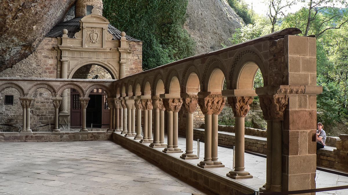 El monasterio escondido bajo una roca que la tradición relaciona con el Santo Grial San
