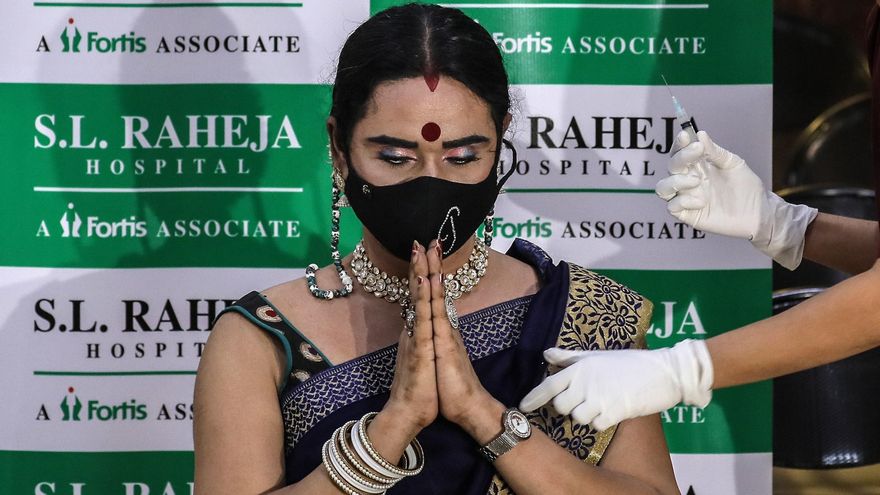 Una persona recibe una dosis de la vacuna contra la covid-19 en un centro de vacunación en Bombai, India. EFE/DIVYAKANT SOLANKI