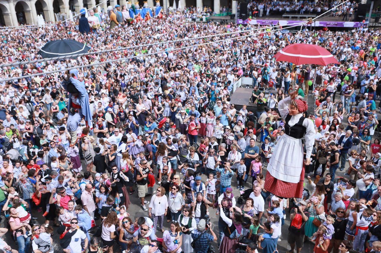 Último descenso de Celedón 'txikii -con Edurne- en la plaza de España, en 2017