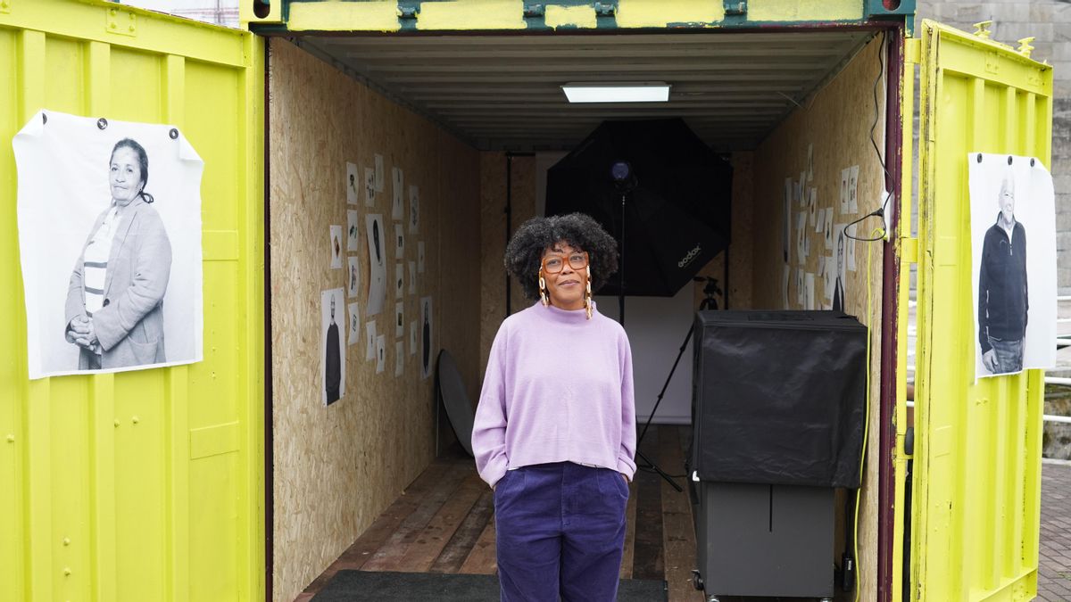 Angélica Dass fotografía en Bilbao historias de migrantes a través de sus objetos más preciados