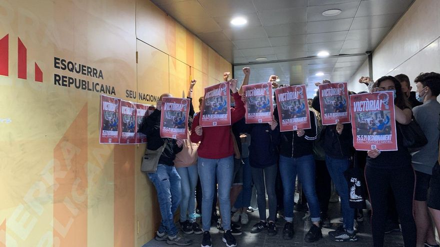 Activistas por la vivienda en la sede de ERC