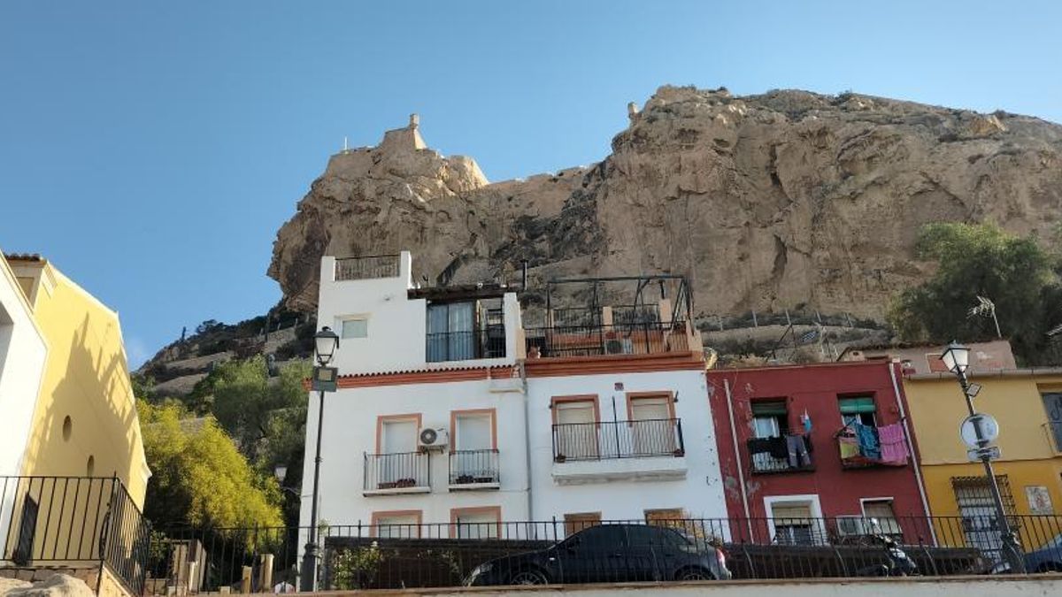 Vista del Castillo de Santa Bárbara desde el Barrio de Santa Cruz.