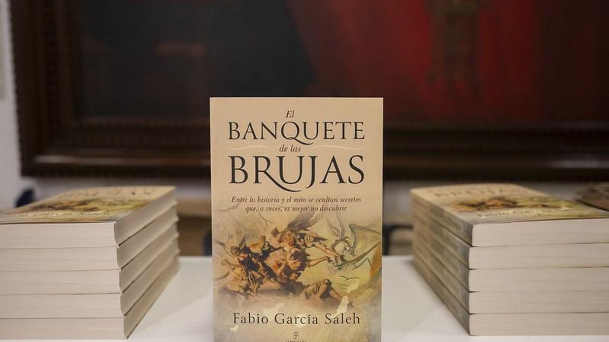 El libro 'El banquete de las brujas', en su presentación.