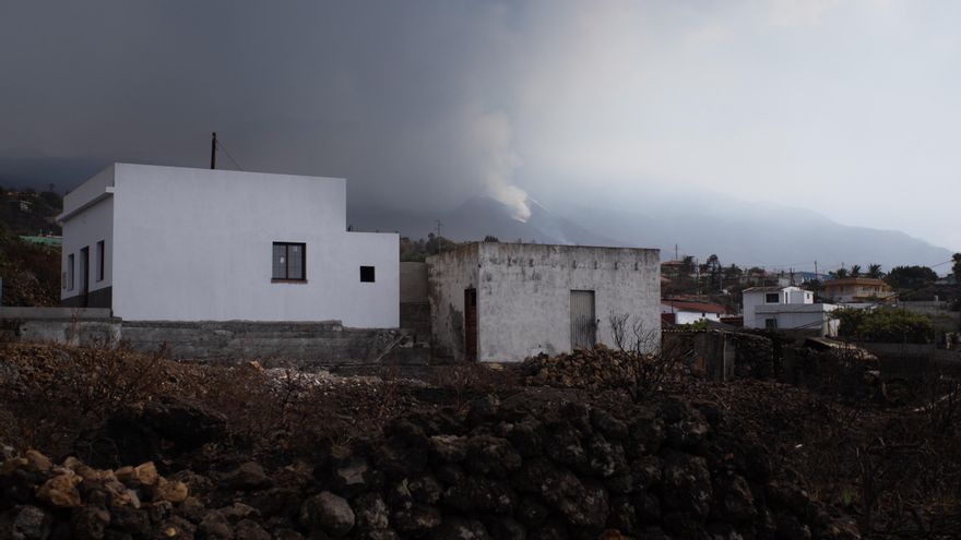 Una vivienda afectada por el fuego de agosto frente al volcán en erupción de La Palma