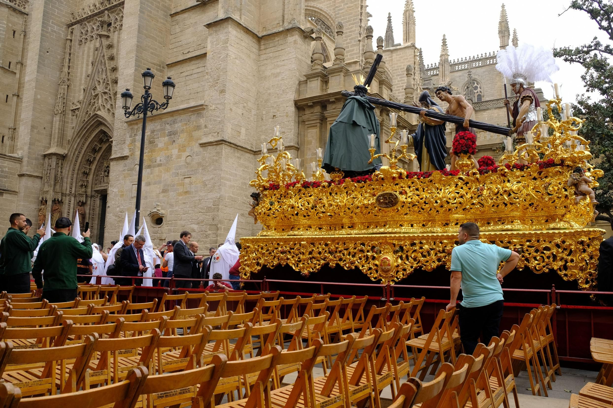 El Cristo de la Paz con capote recorriendo la carrera oficial a contramano para refugiarse en la Catedral