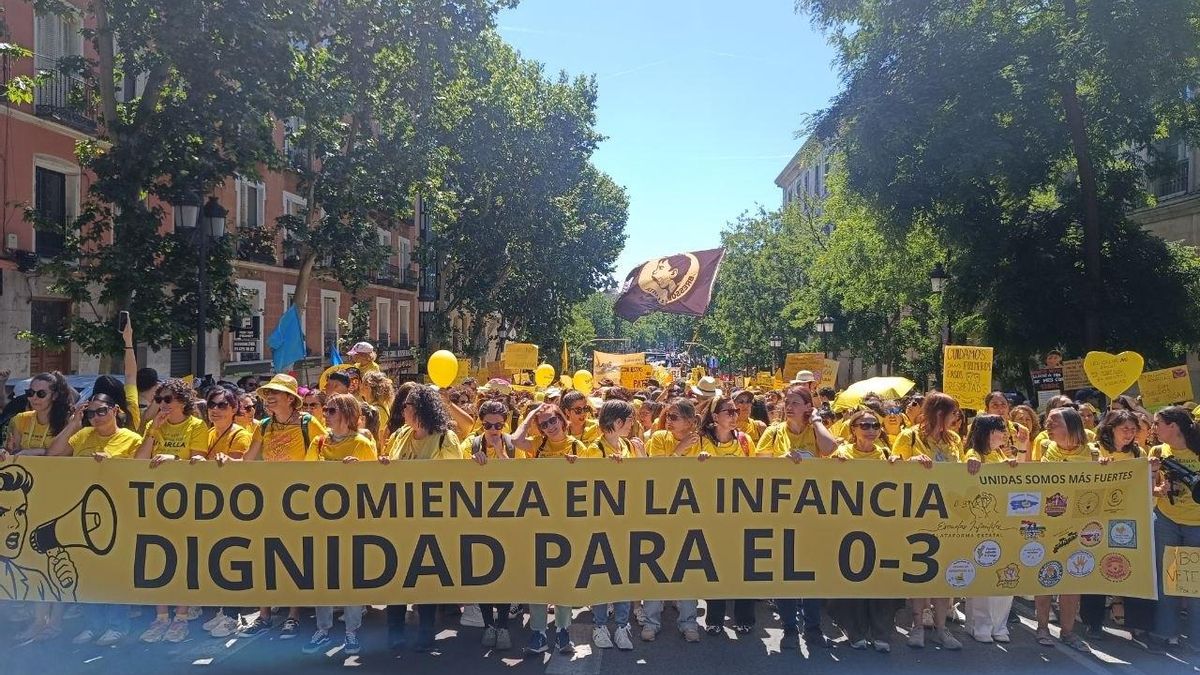Educadoras infantiles de toda España tiñen de amarillo el centro de Madrid en defensa de la infancia: “Es otro hito histórico”