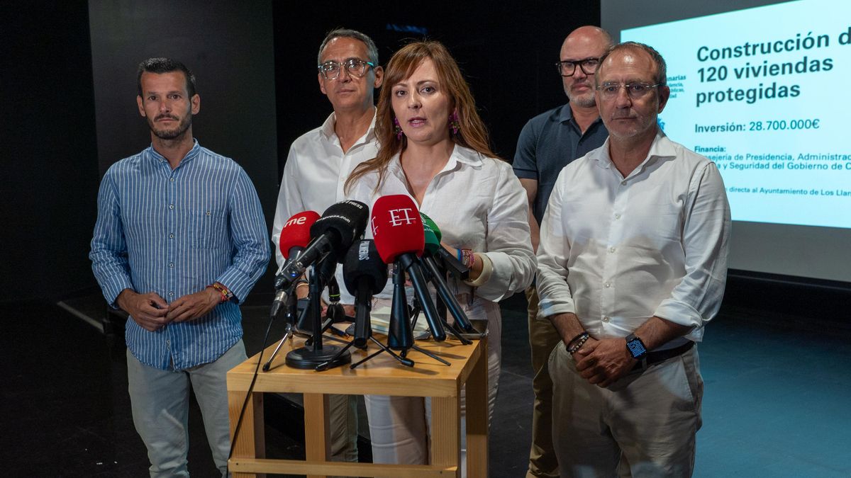 Nieves Lady Barreto, consejera de Presidencia del Gobierno de Canarias;  Sergio Rodríguez, presidente del Cabildo; Pedro Afonso, viceconsejero para la Recuperación Económica y Social de La Palma;  Javier Llamas, alcalde de Los Llanos de Aridane, y Víctor González, primer teniente de alcalde.