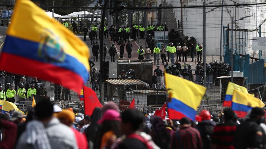 Decenas de policías y antimotines montan guardia durante el paro nacional convocado por la Confederación de Nacionalidades Indígenas del Ecuador, ayer, en el día trece de las manifestaciones antigubernamentales, en Quito (Ecuador). EFE/ José Jácome