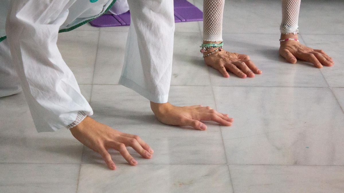 Paciente menor y terapeuta ocupacional