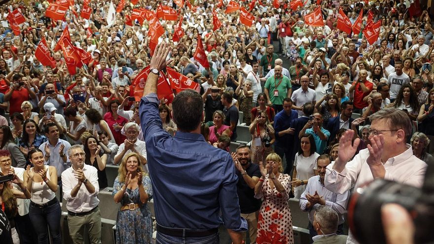 El secretario general del PSOE y presidente del Gobierno de España, y candidato a la reelección, Pedro Sánchez, saluda a su llegada a un mitin electoral en el Palacio de Congresos, a 15 de julio de 2023, en Valencia, Comunidad de Valencia (España)