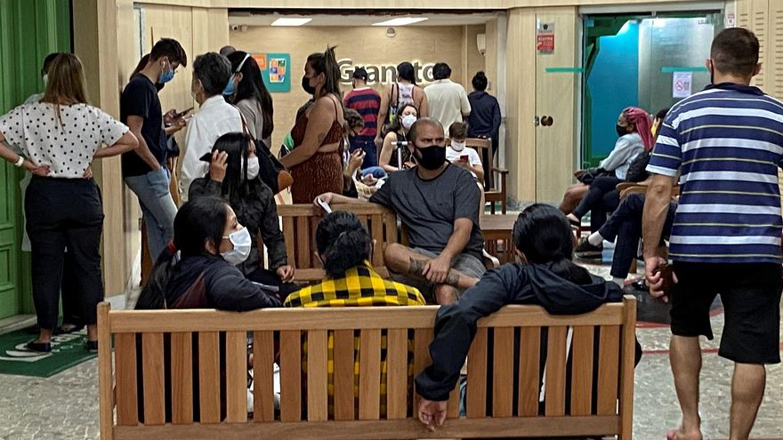 Varias personas esperan para realizarse una prueba para detectar el covid-19, hoy, en un Centro de salud del ayuntamiento de Río de Janeiro (Brasil).