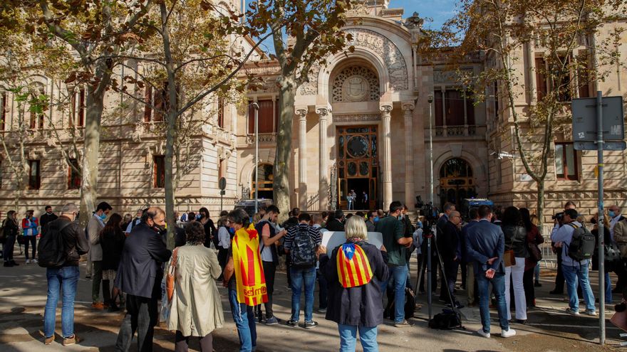 Políticos y simpatizantes de JxCat han acudido este miércoles ante la sede del Tribunal Superior de Justicia de Cataluña (TSJC) para arropar al exvicepresidente de la cámara catalana Josep Costa, cuya detención, ha sido calificada de "provocación" en una fecha simbólica para el independentismo por la presidenta del Parlament, Laura Borràs.EFE/Alejandro García