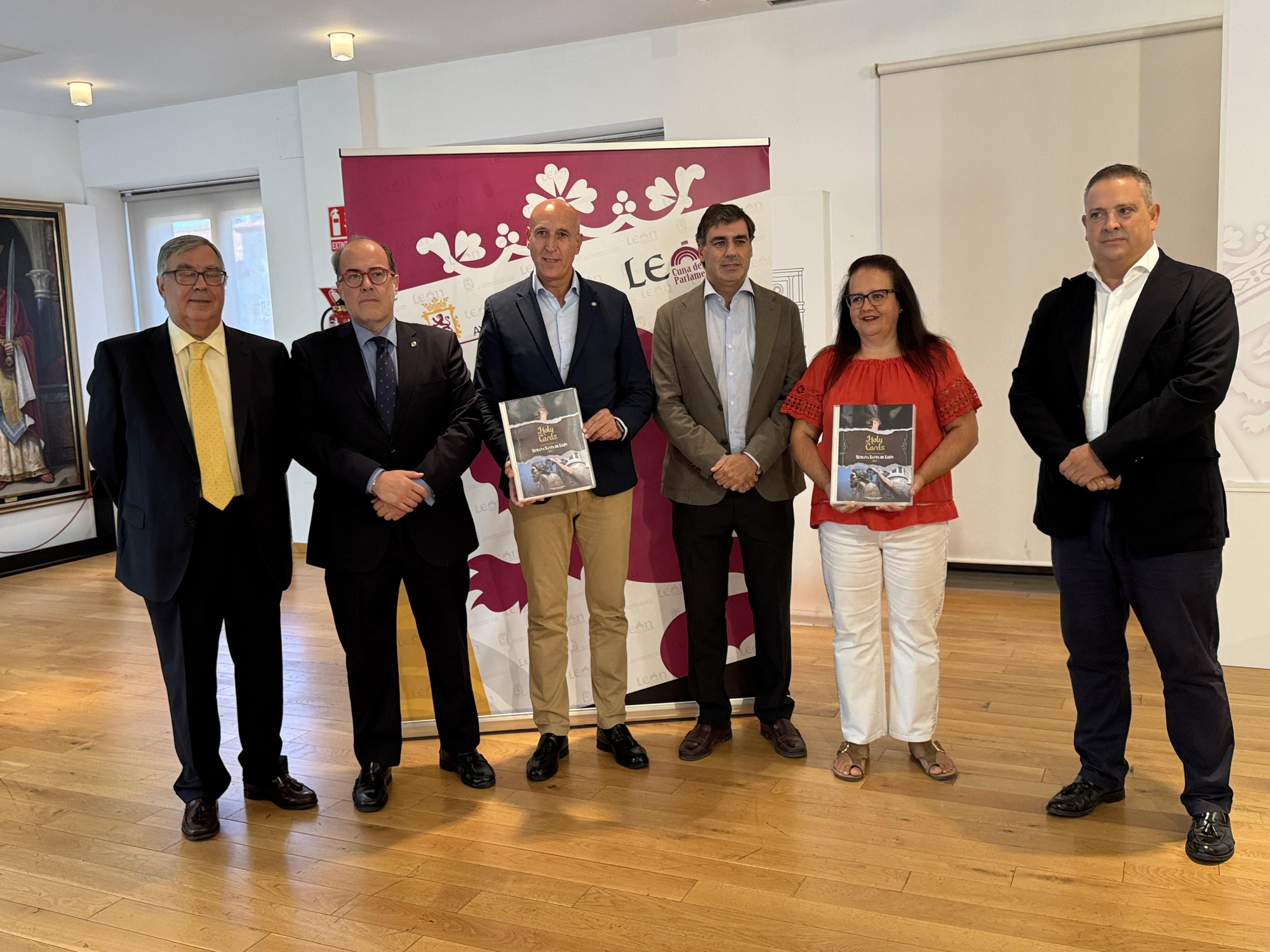 Presentación en León de los cromos coleccionables de la Semana Santa de la ciudad.