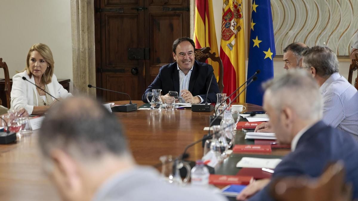 Pérez Llorca recupera les enquestes pagades amb diners públics a nou mesos de les eleccions