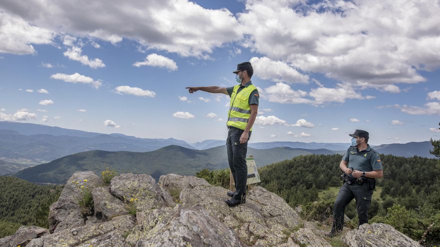 Agentes de la Guardia Civil vigilando la zona fronteriza entre Andorra y España.