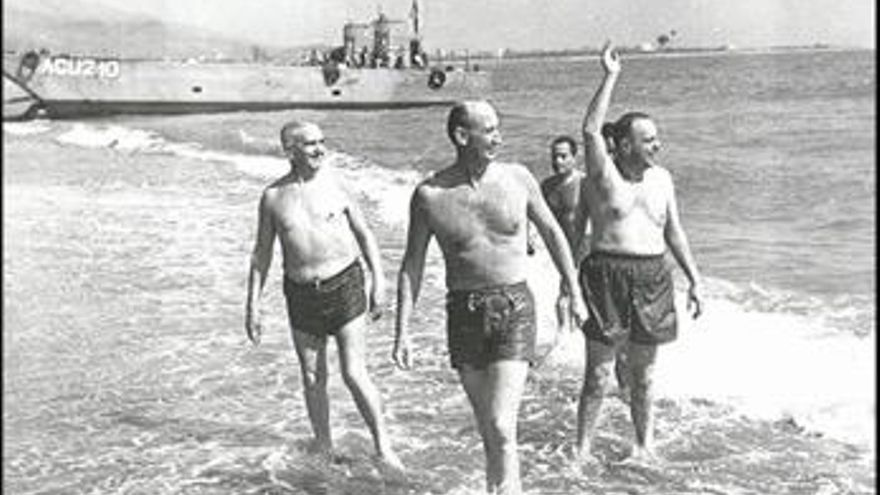 Fraga Iribarne y el embajador americano se bañan en la playa