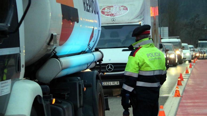 Controles de los Mossos en el acceso a Ripoll, este miércoles por la mañana.