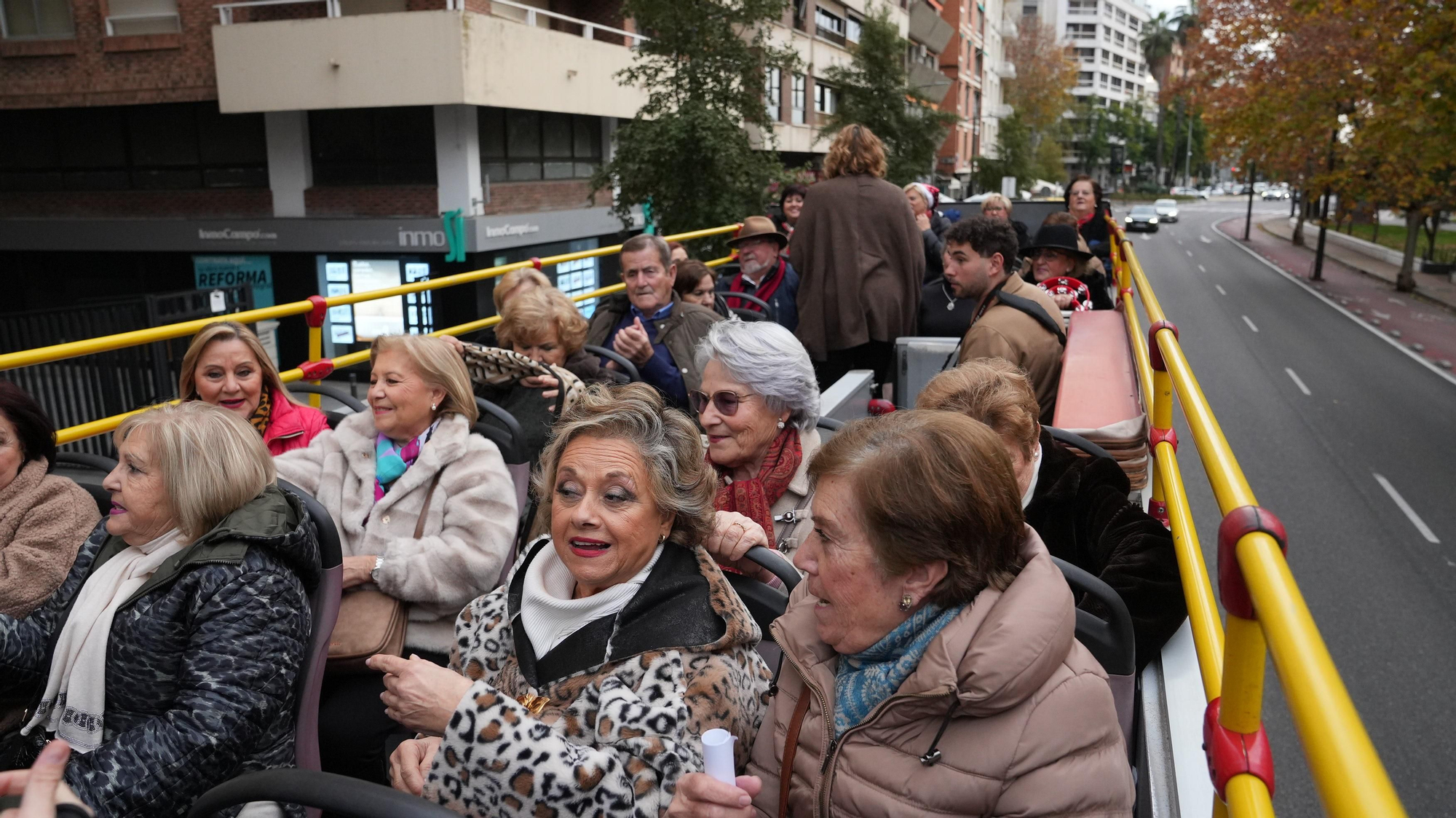 Los mayores participan en un recorrido urbano en autobuses turísticos dentro de la actividad “Coro de Coros”.