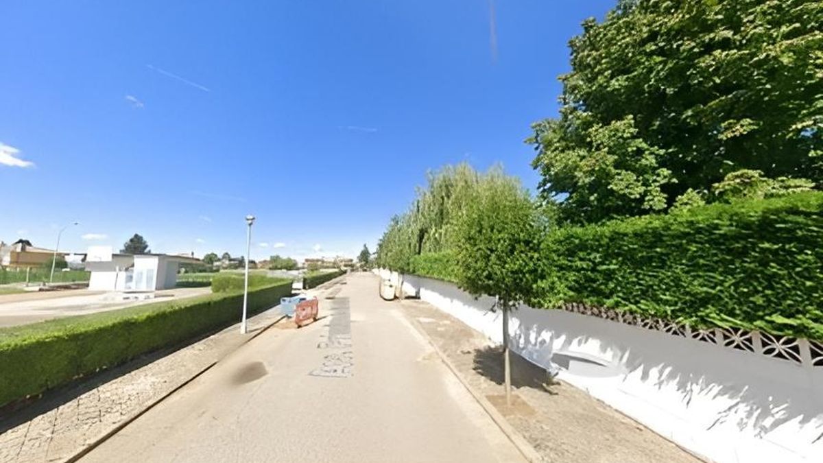 La víctima mortal se cayó de una escalera mientras podaba un seto en esta avenida de Villadangos del Páramo.