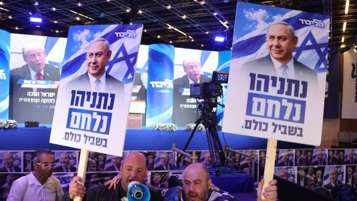 Partidarios del primer ministro israelí Benjamin Netanyahu reaccionan a las primeras encuestas a pie de urna en un acto electoral del partido Likud, en Jerusalén (Israel).