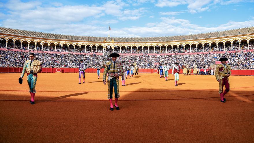 Archivo - Los toreros, Morante de la Puebla (d), Alejandro Talavante (i), Daniel Luque Luque (c) durante el primer festejo de la temporada en Sevilla. A 20 de abril de 2025 en Sevilla, Andalucía (España). (Foto de archivo).