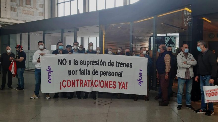 Trabajadores de Renfe durante la concentración este viernes en la estación de Abando, en Bilbao