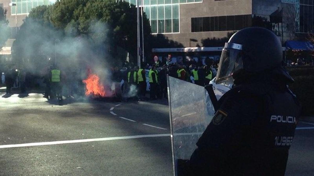 Cortes de tráfico y quema de contenedores en la protesta de los taxistas en Fitur. TERESA CÁRDENES