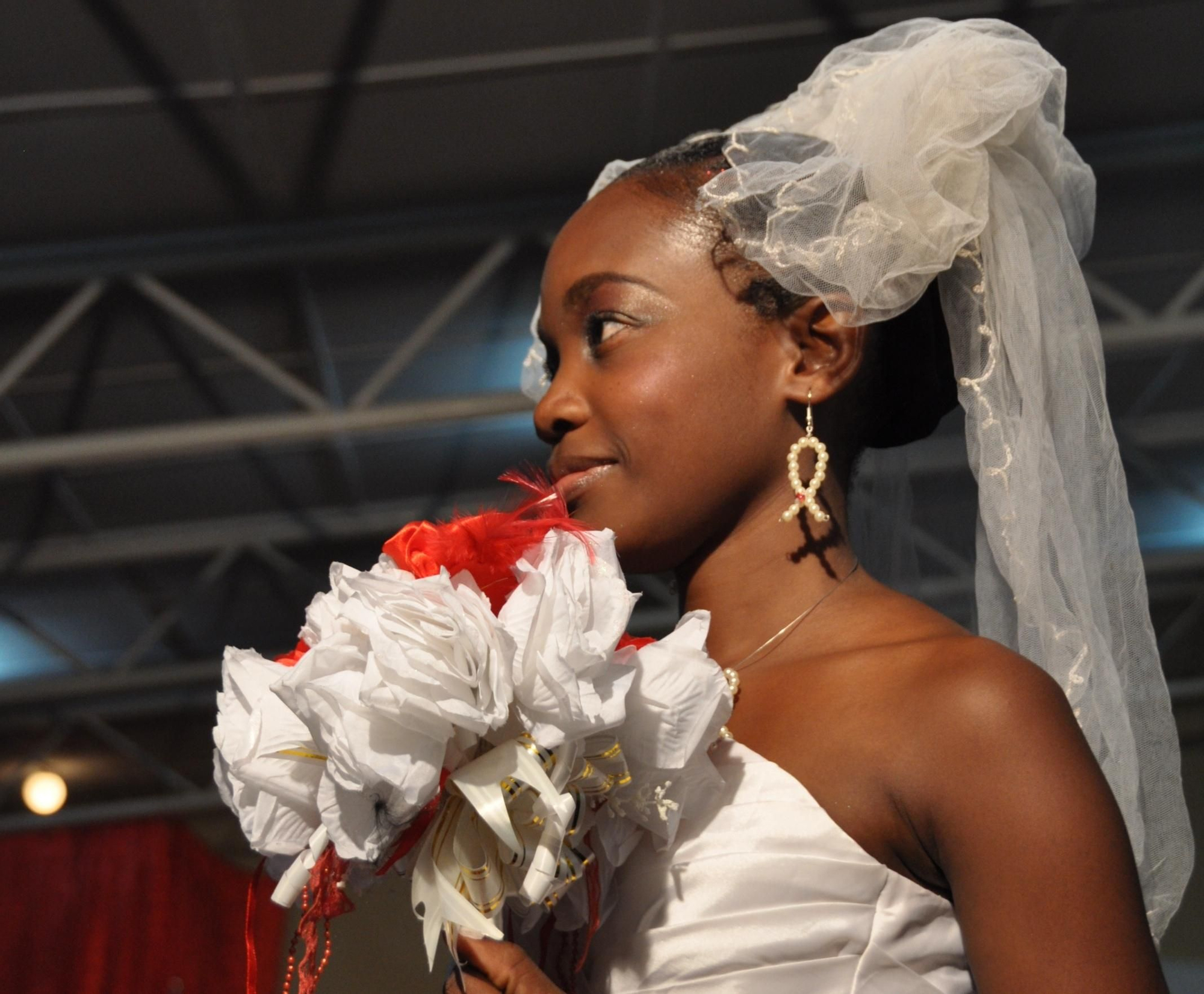 En colaboración con Médicos del Mundo y ONG locales que trabajan con personas viviendo con SIDA, MSF organizó un evento para resaltar la escasez de tratamiento con antirretrovirales  la República Democrática del Congo. El evento contó con un desfile de moda realizado por mujeres que viven con VIH para crear conciencia sobre el estigma que rodea a la enfermedad y demostrar que las personas seropositivas pueden llevar una vida sana y plena si tienen acceso al tratamiento. Fotografía: MSF