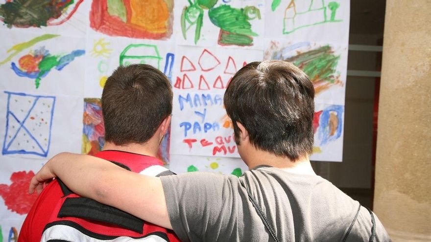Dos alumnos con necesidades especiales observan unos dibujos