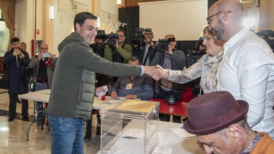El candidato a lehendakari del PNV, Imanol Pradales, ejerce su derecho al voto en un colegio electoral de Portugalete (Bizkaia), este domingo. EFE/Javier Zorrilla
